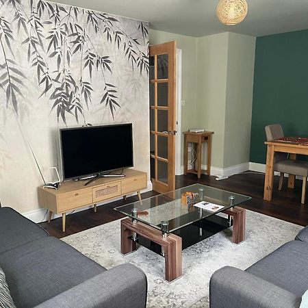 Comfortable Two Bedroom Modern Apartment 런던 외부 사진
