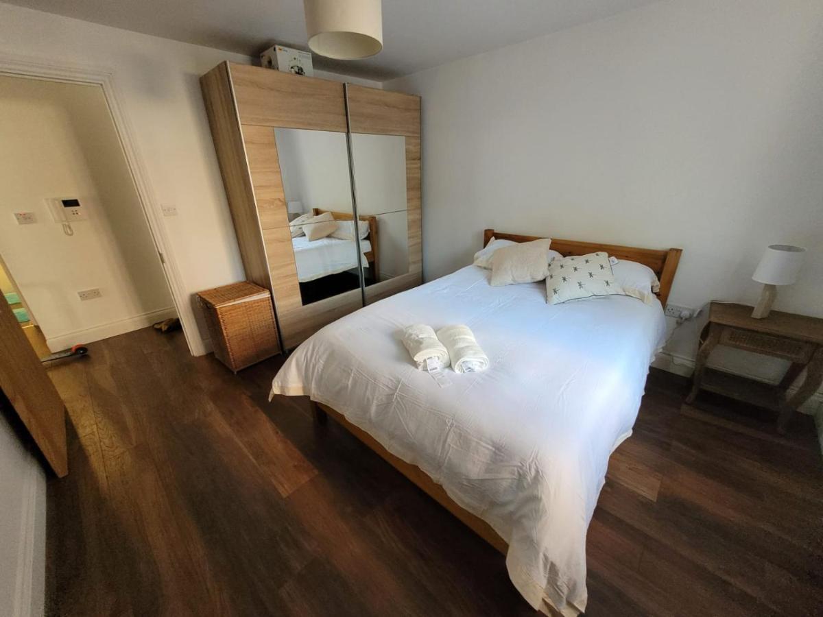 Comfortable Two Bedroom Modern Apartment 런던 외부 사진