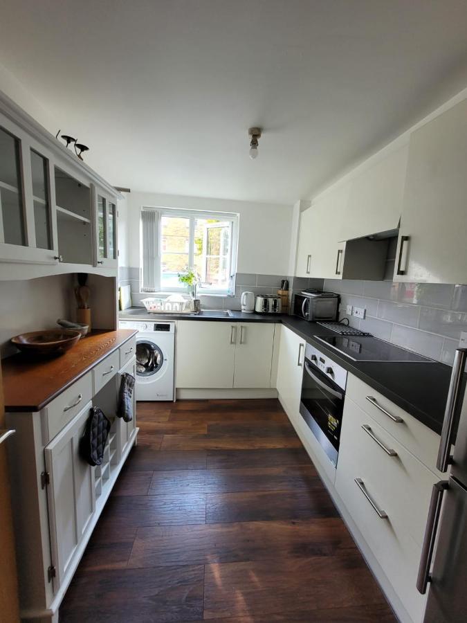 Comfortable Two Bedroom Modern Apartment 런던 외부 사진