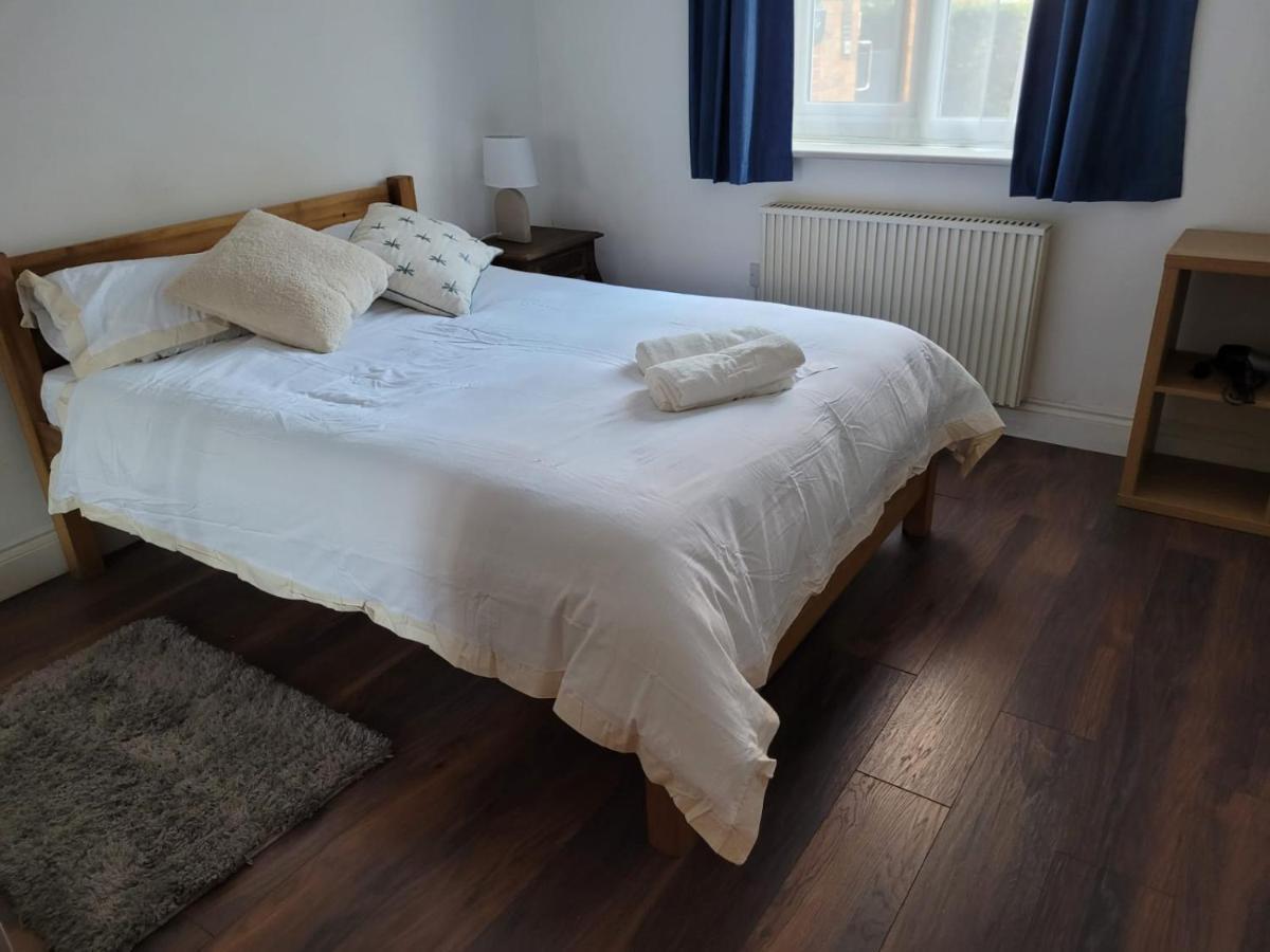 Comfortable Two Bedroom Modern Apartment 런던 외부 사진