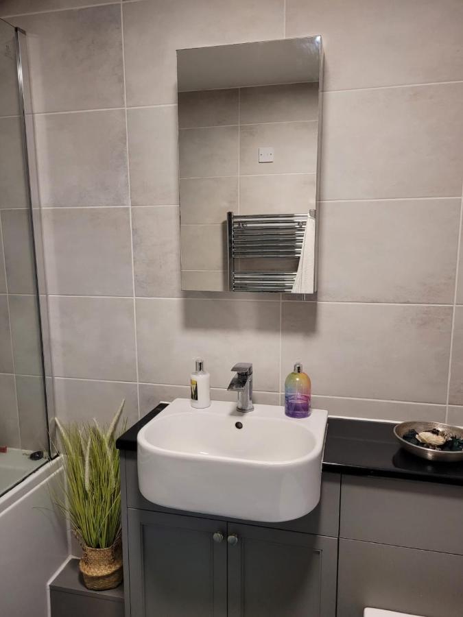 Comfortable Two Bedroom Modern Apartment 런던 외부 사진