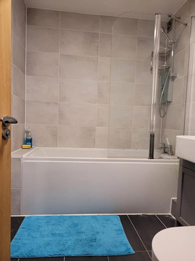 Comfortable Two Bedroom Modern Apartment 런던 외부 사진